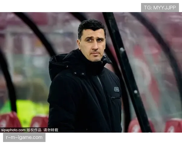 克鲁伊夫领导智慧推动现代足球战术革新与团队精神新篇章