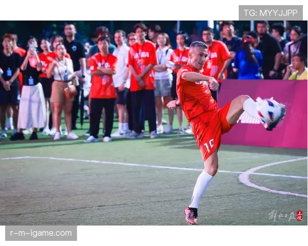 镜头背后的传奇：足球明星摄影瞬间引爆视觉盛宴