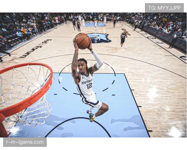 贾·莫兰特训练完鞋子还亮得能照脸，活脱脱球场上的钻石狂魔啊